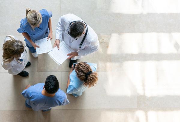 医疗保健 professionals during a meeting at the hospital - High angle view